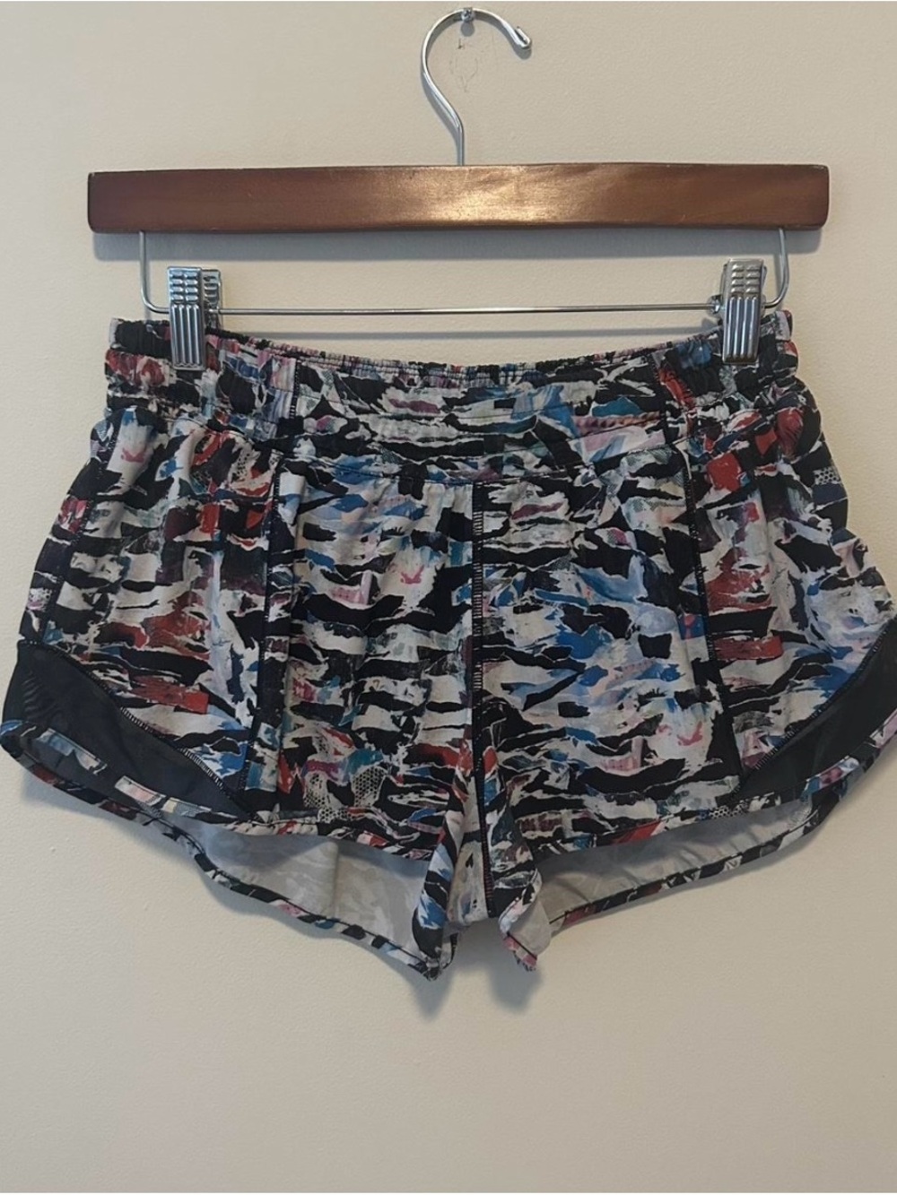 Lululemon hotty hot shorts women 2.5”